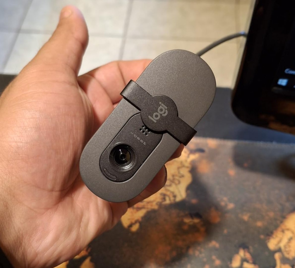 📸 Webcam Full HD Logitech Brio 100 com Microfone Integrado