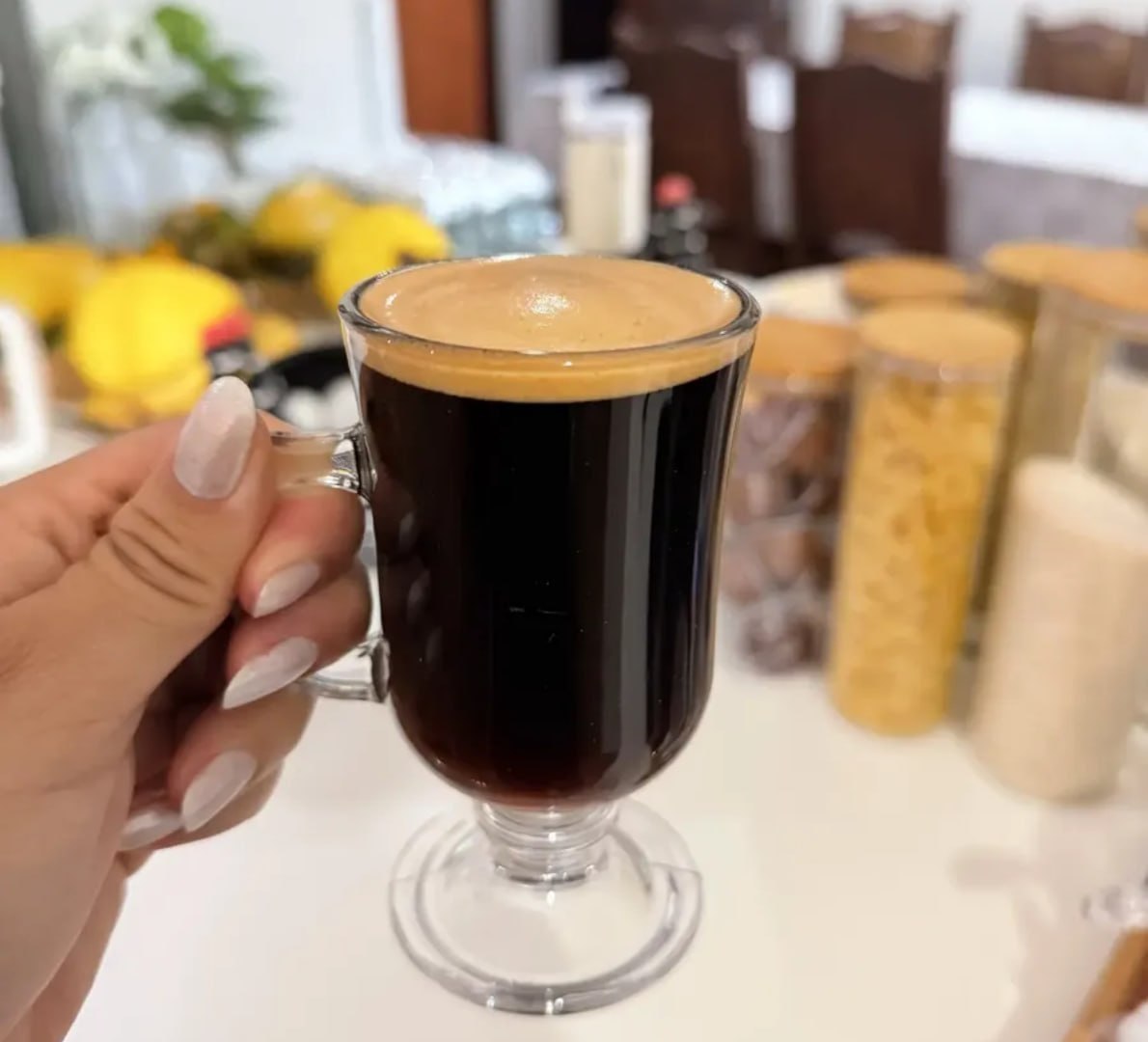 PARA DE TOMAR CAFÉ NO COPO DE REQUEIJÃO