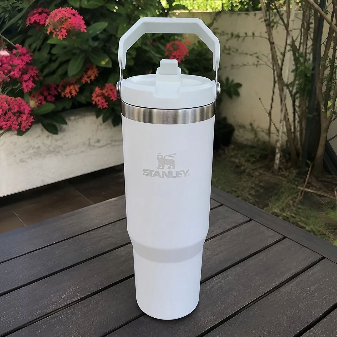 ✅ Stanley Garrafa Térmica IceFlow Flip Straw, 887 ml, Frost