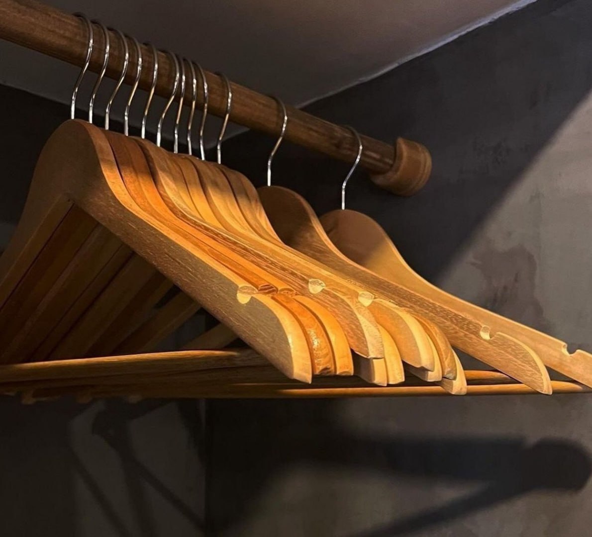 ✅ Kit com 20 Cabides de Madeira