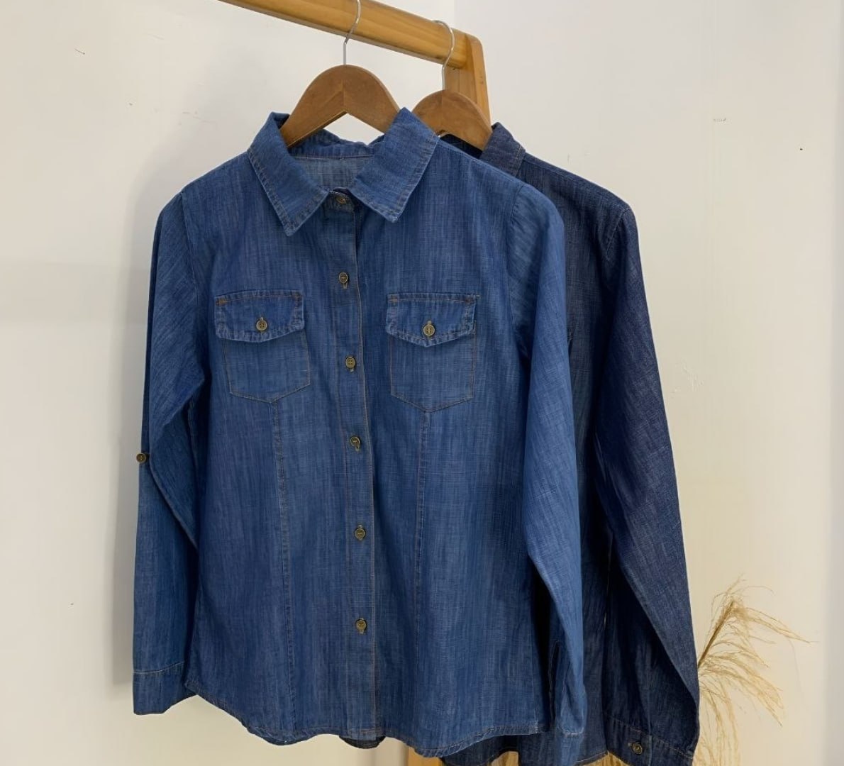 CAMISA JEANS É SEMPRE CORINGA NOS LOOKS