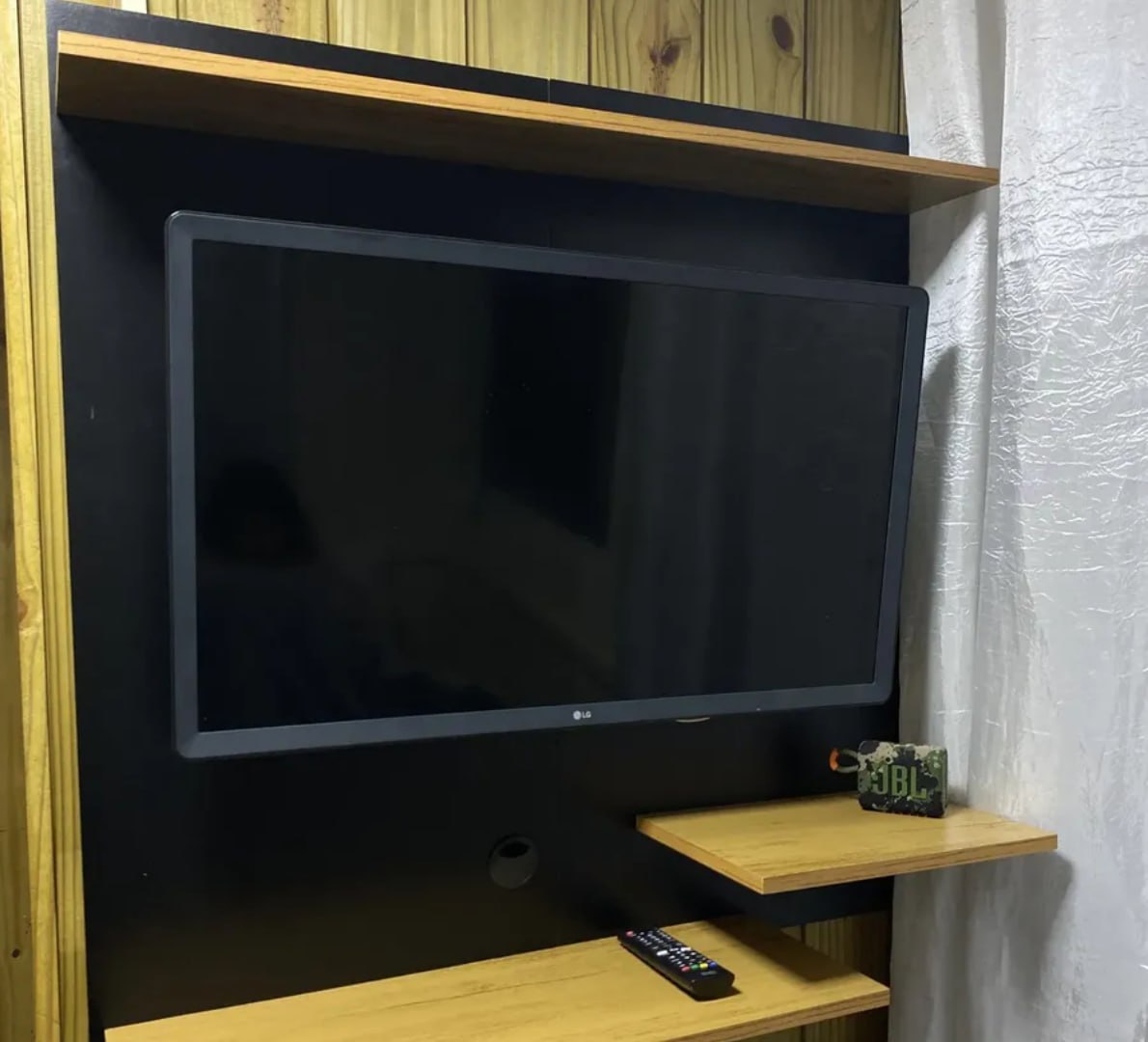 ✅ Painel Suspenso Preto/Nature Para TV Até 32" Com Prateleiras MDP