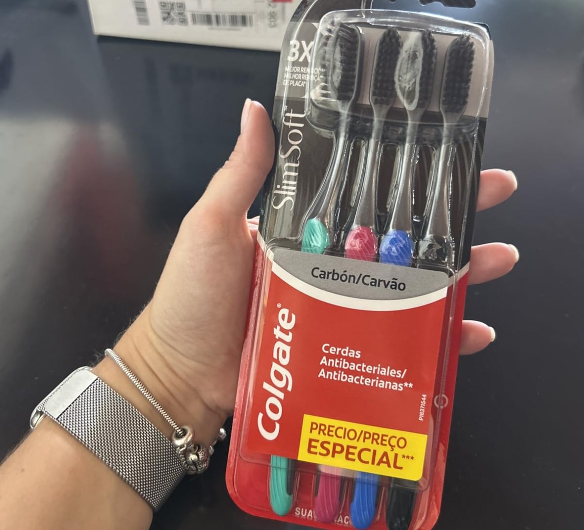 🪥 Colgate Slim Soft Black Escova de Dente Macia - 4 Unidades