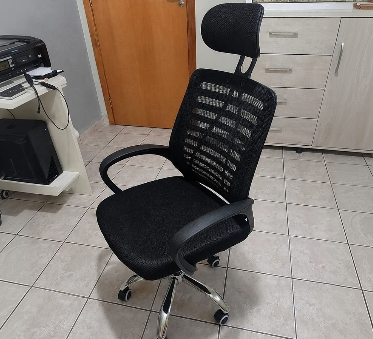 E VC SENTADO NA CADEIRA DURA AINDA