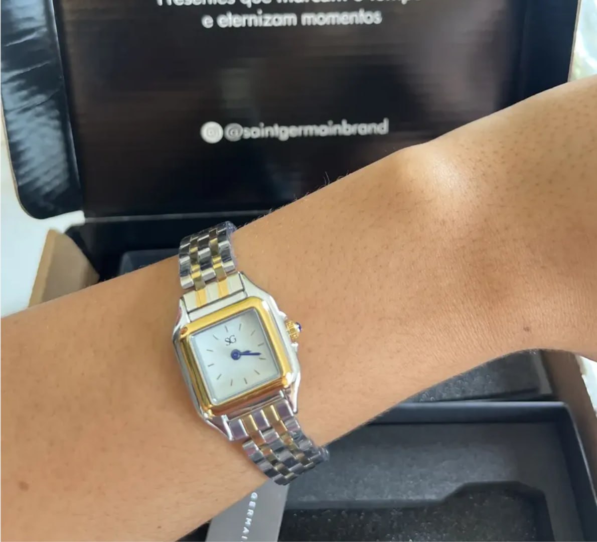 ⌚️ Relógio Boxy Bicolor Fundo Branco