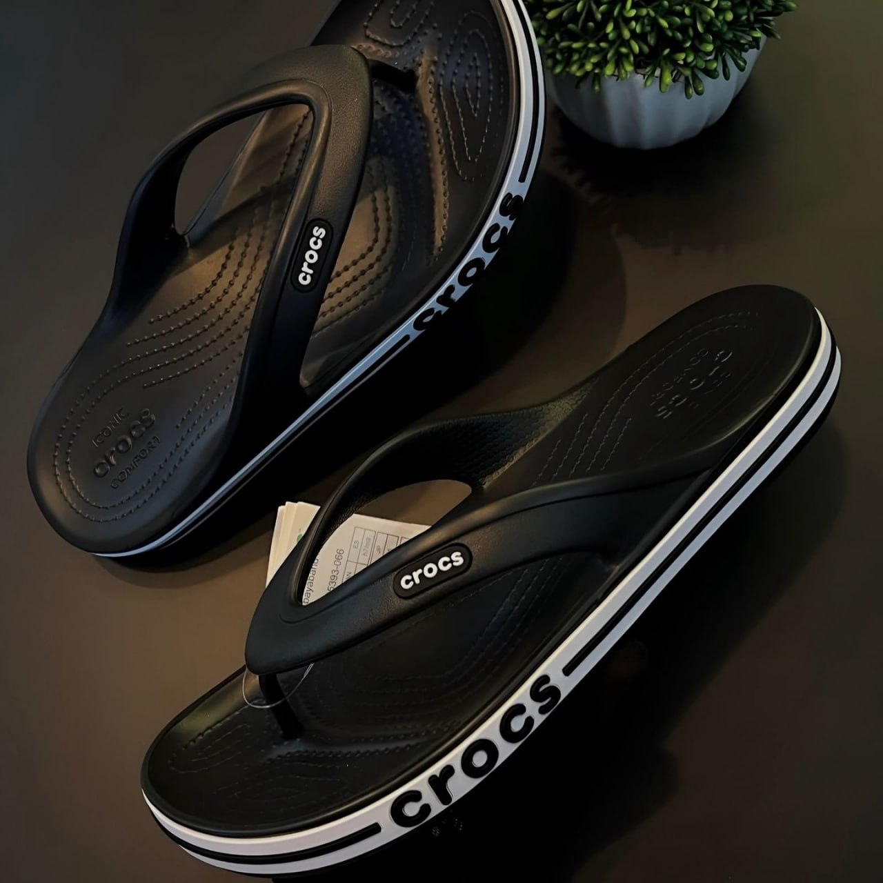 🩴 Chinelo Crocs Bayaband Flip Black/white