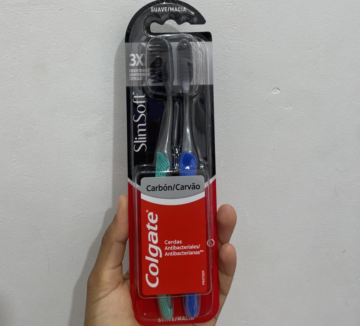 🪥 Colgate Slim Soft Black Premium Escova de Dente - 2 Unidades