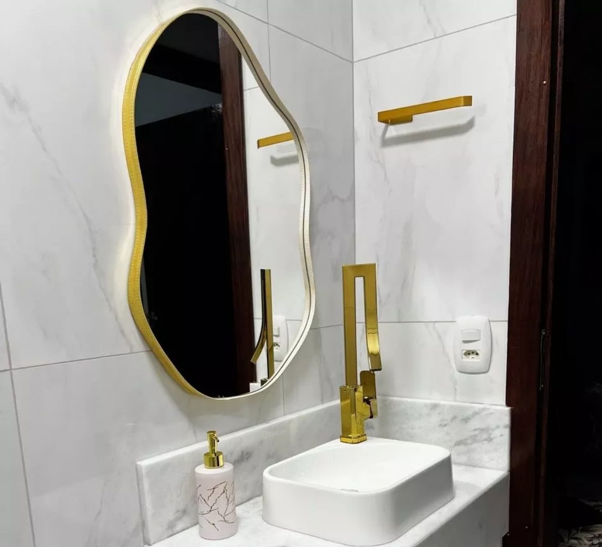 🪞 Espelho Roma 70x50 com Moldura em Couro (várias cores)