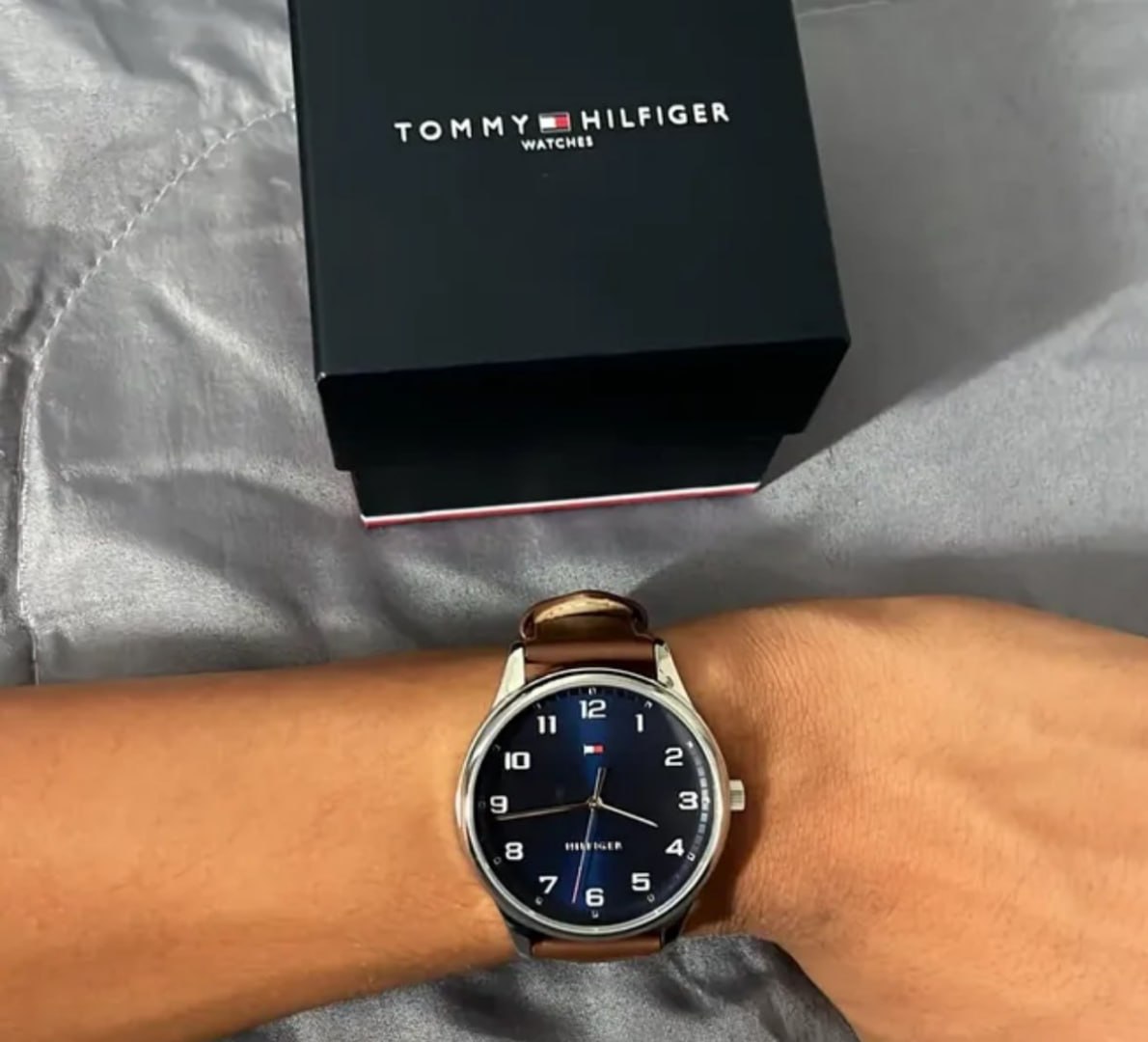 RELOGIO DA TOMMY É PADRÃO