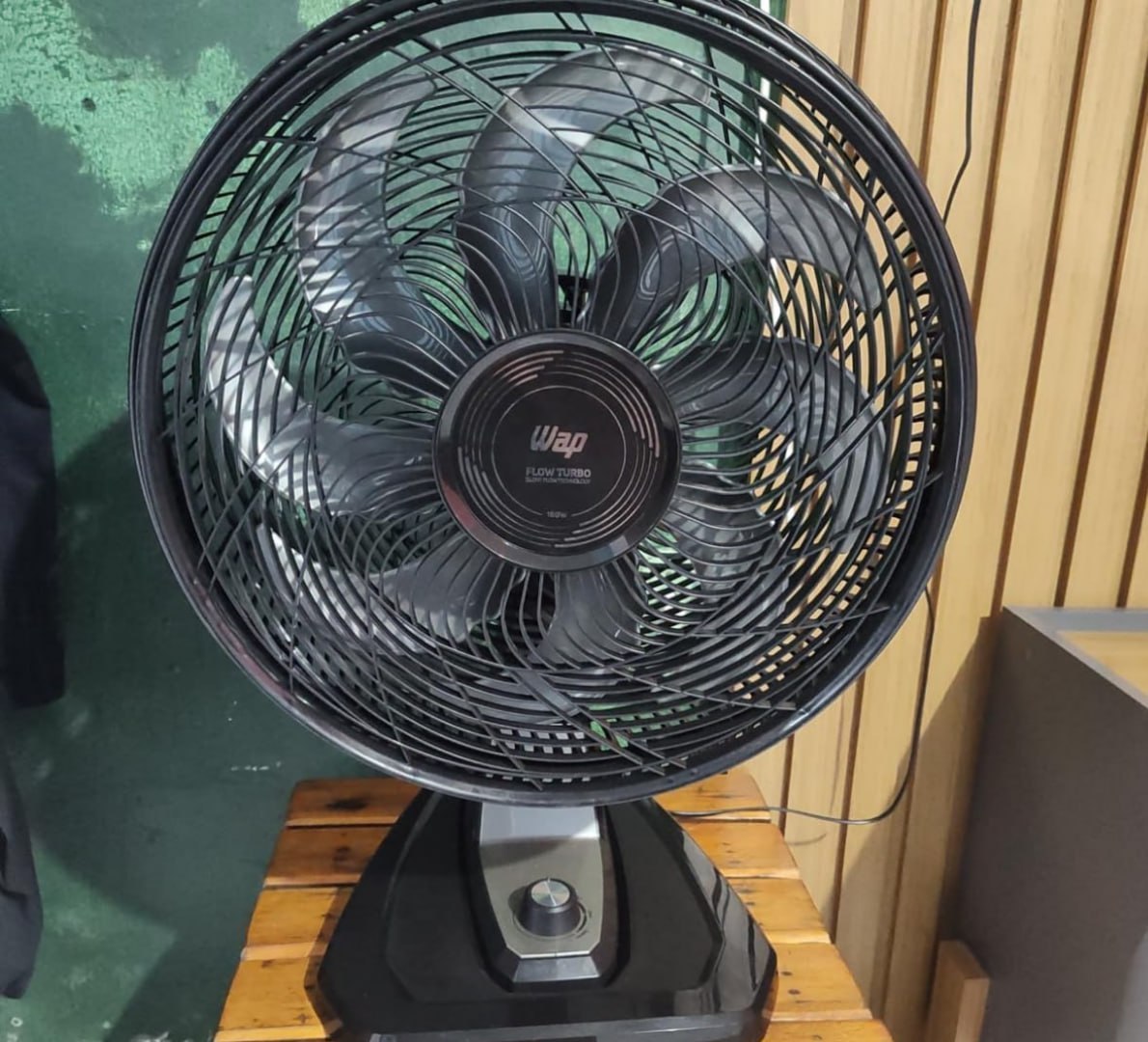 SÓ COLOCAR UMA SACOLA COM GELO NA FRENTE QUE VIRA UM AR CONDICIONADO